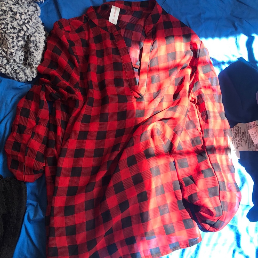 Black and red lightly made shirt